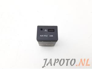 Używane Zlacze AUX/USB Kia Cee'd Sporty Wagon (EDF) 1.4 CVVT 16V Cena € 14,95 Procedura marży oferowane przez Japoto Parts B.V.