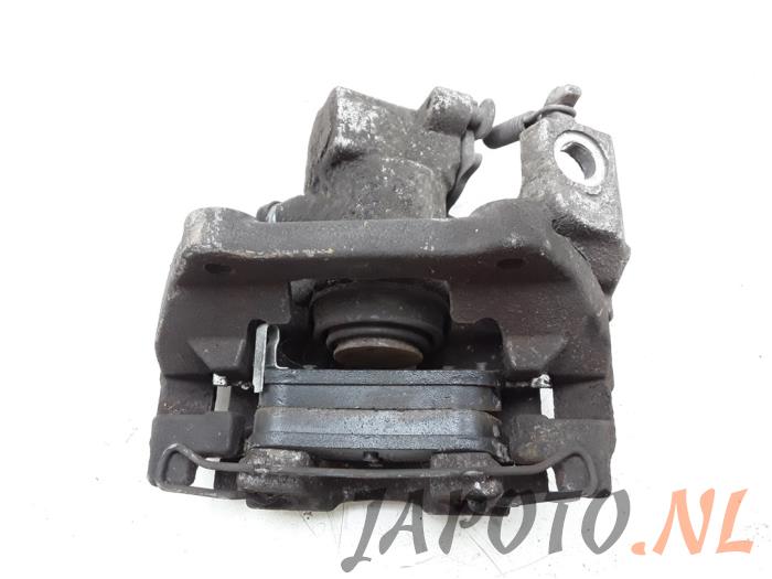 Rear brake calliper, right from a Toyota Yaris III (P13) 1.33 16V Dual VVT-I 2012