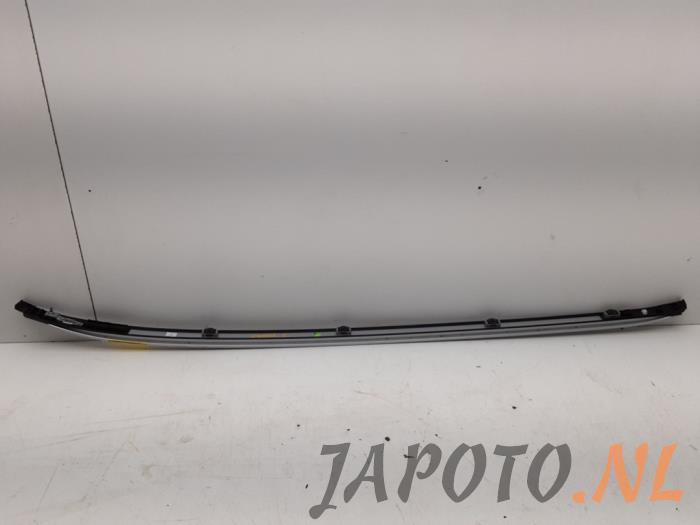 Raíl de techo izquierda de un Suzuki Vitara (LY/MY) 1.6 16V VVT AllGrip 2018
