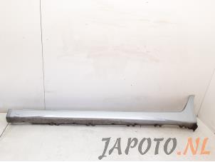 Usados Faldón lateral izquierda Mitsubishi Grandis (NA) 2.4 16V MIVEC Precio € 49,95 Norma de margen ofrecido por Japoto Parts B.V.