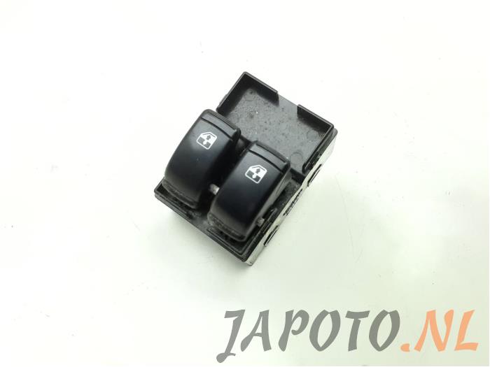 Usados Interruptor combinado de ventanillas Chevrolet Nubira Wagon (J100) 1.6 16V Precio € 26,25 Norma de margen ofrecido por Japoto Parts B.V.