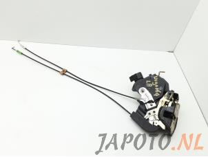 Usagé Serrure portière mécanique 4portes arrière gauche Toyota Picnic (XM10) 2.0i 16V GLi,GXi Prix € 19,95 Règlement à la marge proposé par Japoto Parts B.V.