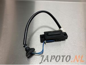 Używane Uchwyt tylnej klapy Suzuki Vitara (LY/MY) 1.6 16V VVT AllGrip Cena € 34,94 Z VAT oferowane przez Japoto Parts B.V.