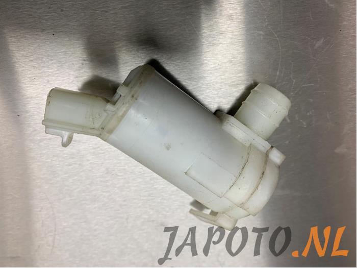 Windscreen washer pump from a Suzuki Vitara (LY/MY) 1.6 16V VVT AllGrip 2018