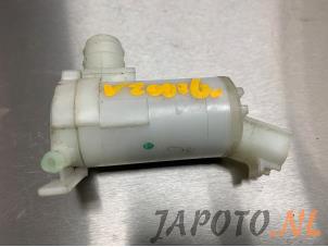 Używane Pompa spryskiwacza przód Suzuki Vitara (LY/MY) 1.6 16V VVT AllGrip Cena € 24,19 Z VAT oferowane przez Japoto Parts B.V.