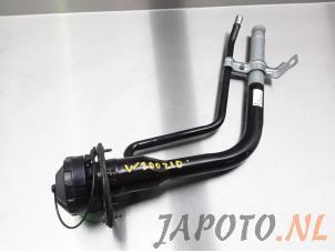 Używane Rurka do napelniania zbiornika paliwa Mazda MX-5 (NC18/1A) 1.8i 16V Cena € 39,00 Procedura marży oferowane przez Japoto Parts B.V.