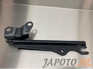 Używane Zawias pokrywy silnika Mazda MX-5 (NC18/1A) 1.8i 16V Cena € 14,99 Procedura marży oferowane przez Japoto Parts B.V.