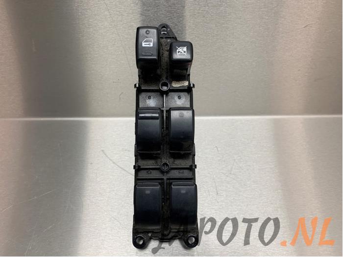 Używane Przelacznik combi okienny Toyota Avensis Verso (M20) 2.0 D-4D 16V Cena € 31,45 Procedura marży oferowane przez Japoto Parts B.V.
