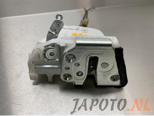 Usagé Serrure portière mécanique 4portes arrière gauche Suzuki Swift (ZA/ZC/ZD) 1.2 16_ Prix € 44,95 Règlement à la marge proposé par Japoto Parts B.V.