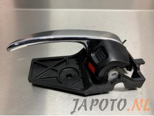 Używane Uchwyt drzwi lewych przednich wersja 4-drzwiowa Suzuki Swift (ZA/ZC/ZD) 1.2 16_ Cena € 14,95 Procedura marży oferowane przez Japoto Parts B.V.