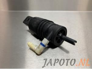 Używane Pompa spryskiwacza przód Suzuki Swift (ZA/ZC/ZD) 1.2 16_ Cena € 19,99 Procedura marży oferowane przez Japoto Parts B.V.