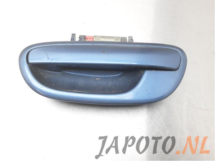 Rear door handle 4-door, left from a Subaru Legacy Touring Wagon (BP) 2.5 16V 2004