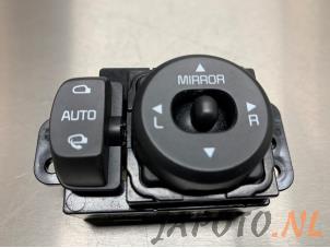 Usados Interruptor de retrovisor Kia Cee'd Sportswagon (JDC5) 1.6 GDI 16V Precio € 19,95 Norma de margen ofrecido por Japoto Parts B.V.