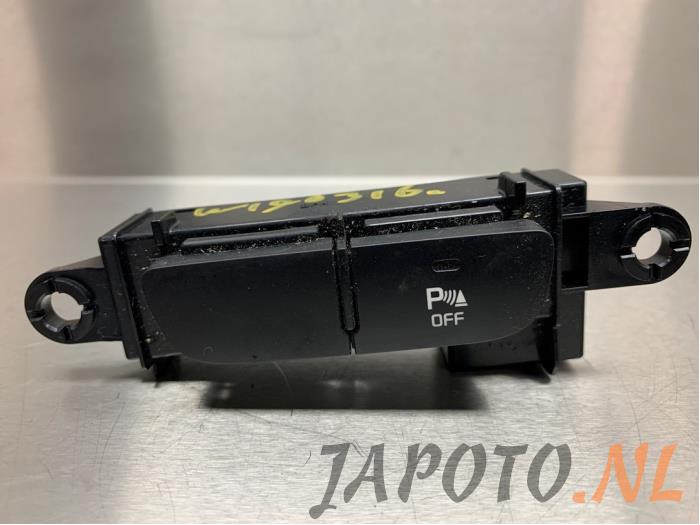 Usados Interruptor Kia Cee'd Sportswagon (JDC5) 1.6 GDI 16V Precio € 15,74 Norma de margen ofrecido por Japoto Parts B.V.