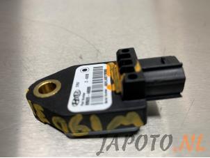 Usados Sensor de airbag Kia Cee'd Sportswagon (JDC5) 1.6 GDI 16V Precio € 19,95 Norma de margen ofrecido por Japoto Parts B.V.