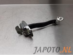 Używane Ogranicznik drzwi lewych tylnych wersja 4-drzwiowa Toyota Yaris III (P13) 1.33 16V Dual VVT-I Cena € 19,99 Procedura marży oferowane przez Japoto Parts B.V.