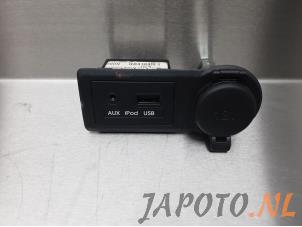 Usados Conexión AUX-USB Kia Venga 1.6 CVVT 16V Precio € 14,95 Norma de margen ofrecido por Japoto Parts B.V.
