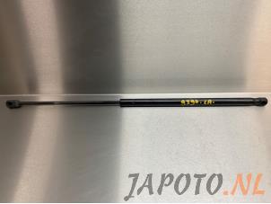 Używane Amortyzator gazowy lewy tyl Mitsubishi Colt (Z2/Z3) 1.3 16V Cena € 9,95 Procedura marży oferowane przez Japoto Parts B.V.