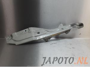 Usagé Support pare-chocs avant gauche Mitsubishi Colt (Z2/Z3) 1.3 16V Prix € 9,95 Règlement à la marge proposé par Japoto Parts B.V.