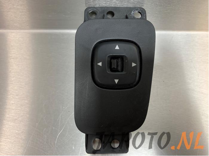 Używane Przelacznik lusterka Mazda MPV (LW19/69) 2.3 16V Cena € 15,70 Procedura marży oferowane przez Japoto Parts B.V.