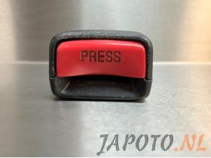 Gebrauchte Sicherheitsgurt Schließe links vorne Mazda MPV (LW19/69) 2.3 16V Preis € 24,95 Margenregelung angeboten von Japoto Parts B.V.