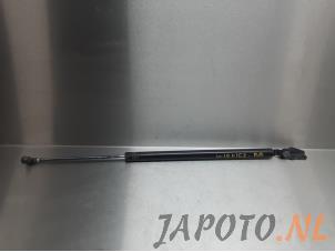 Używane Amortyzator gazowy prawy tyl Mazda MPV (LW19/69) 2.3 16V Cena € 9,99 Procedura marży oferowane przez Japoto Parts B.V.