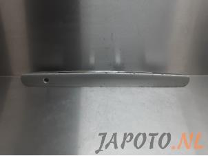 Usagé Poignée hayon Mazda MPV (LW19/69) 2.3 16V Prix € 19,95 Règlement à la marge proposé par Japoto Parts B.V.
