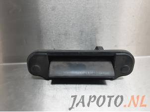 Używane Uchwyt tylnej klapy Mazda MPV (LW19/69) 2.3 16V Cena € 19,95 Procedura marży oferowane przez Japoto Parts B.V.