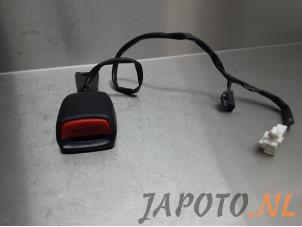 Usados Lengüeta cinturón de seguridad derecha delante Lexus IS (E2) 200 2.0 24V Precio € 15,00 Norma de margen ofrecido por Japoto Parts B.V.