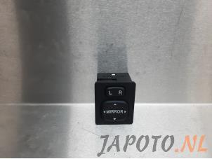 Używane Przelacznik lusterka Toyota iQ 1.0 12V VVT-i Cena € 12,95 Procedura marży oferowane przez Japoto Parts B.V.