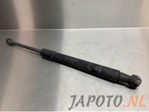 Używane Amortyzator gazowy lewy tyl Toyota iQ 1.0 12V VVT-i Cena € 12,50 Procedura marży oferowane przez Japoto Parts B.V.