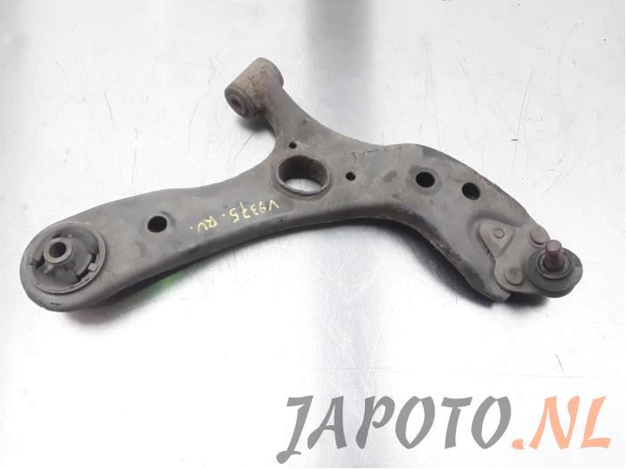 Front lower wishbone, right from a Toyota Prius (ZVW3) 1.8 16V 2010