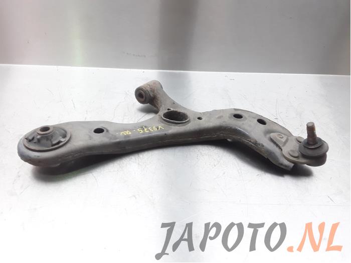 Front lower wishbone, right from a Toyota Prius (ZVW3) 1.8 16V 2010