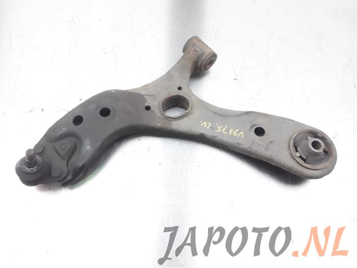 Front lower wishbone, left from a Toyota Prius (ZVW3) 1.8 16V 2010