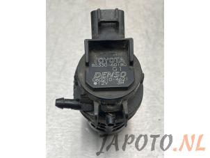 Used Rear screen washer pump Toyota Prius (ZVW3) 1.8 16V Price € 19,95 Margin scheme offered by Japoto Parts B.V.