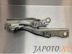 Usagé Charnière capot Mazda 2 (NB/NC/ND/NE) 1.4 16V Prix € 12,49 Règlement à la marge proposé par Japoto Parts B.V.