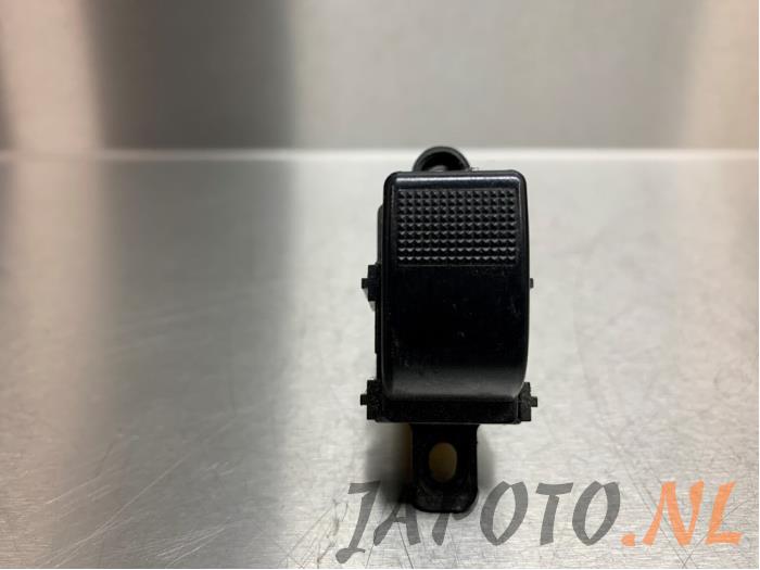 Usados Interruptor de ventanilla eléctrica Mazda MPV (LW19/69) 2.3 16V Precio € 15,70 Norma de margen ofrecido por Japoto Parts B.V.