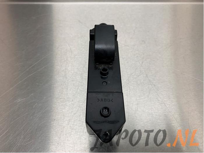 Usados Interruptor de ventanilla eléctrica Mitsubishi Outlander (CU) 2.4 16V 4x4 Precio € 20,48 Norma de margen ofrecido por Japoto Parts B.V.