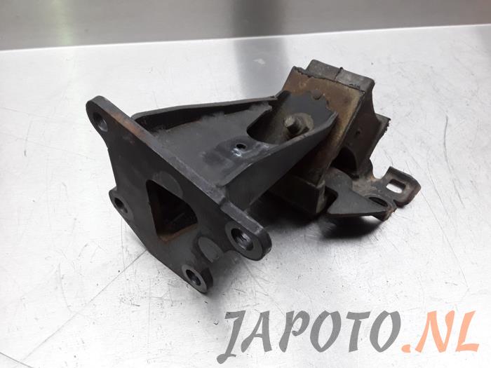 Engine mount from a Nissan Navara (D40) 2.5 dCi 16V 4x4 2009