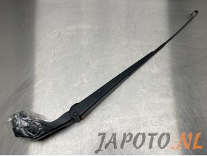 Używane Ramie wycieraczki przedniej Nissan Note (E12) 1.2 68 Cena € 19,95 Procedura marży oferowane przez Japoto Parts B.V.