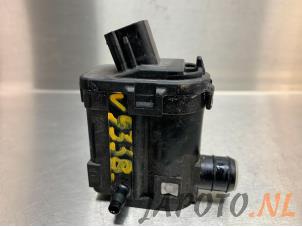 Used Windscreen washer pump Kia Rio IV (YB) 1.0i T-GDi 100 12V Price € 19,95 Margin scheme offered by Japoto Parts B.V.
