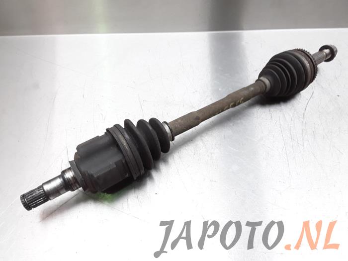 Front drive shaft, left from a Toyota Yaris Verso (P2) 1.3 16V 1999
