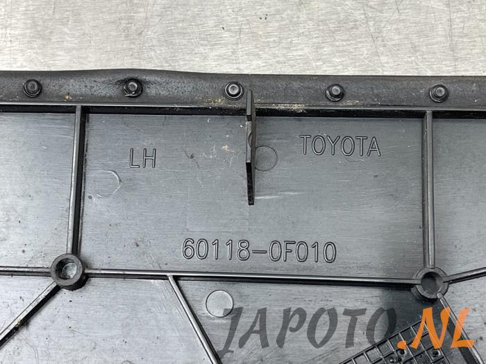 Mirror housing, left from a Toyota Corolla Verso (R10/11) 2.2 D-4D 16V 2007