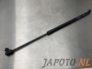 Używane Amortyzator gazowy prawy tyl Mazda 2 (DE) 1.3 16V S-VT High Power Cena € 9,95 Procedura marży oferowane przez Japoto Parts B.V.