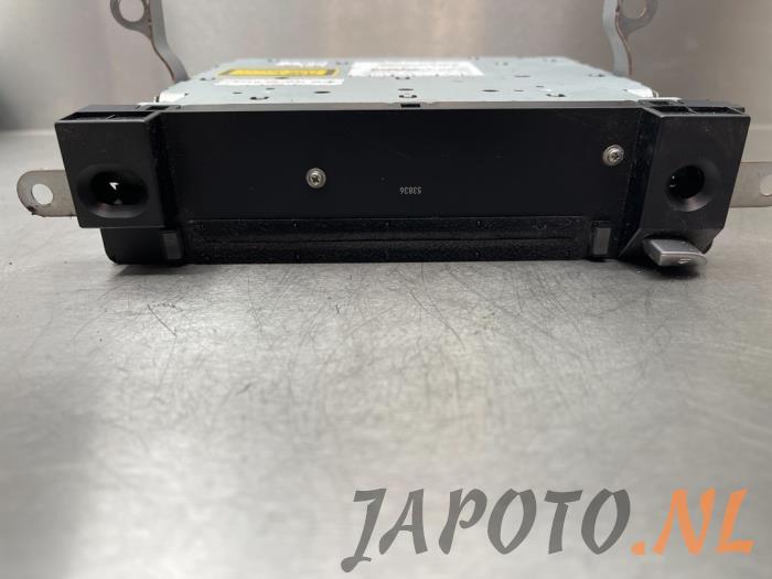 Używane Odtwarzacz CD Toyota iQ 1.0 12V VVT-i Cena € 52,45 Procedura marży oferowane przez Japoto Parts B.V.