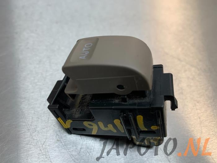 Usados Interruptor de ventanilla eléctrica Lexus GS (..S16) 430 4.3 32V VVT-i Precio € 15,75 Norma de margen ofrecido por Japoto Parts B.V.