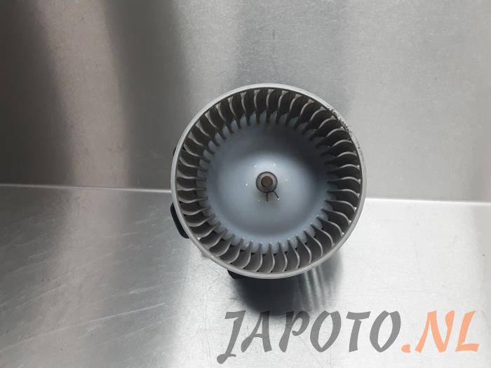 Heating and ventilation fan motor from a Daihatsu YRV (M2) 1.3 16V DVVT 2003