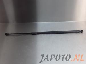 Używane Amortyzator gazowy lewy tyl Nissan Note (E11) 1.4 16V Cena € 12,49 Procedura marży oferowane przez Japoto Parts B.V.
