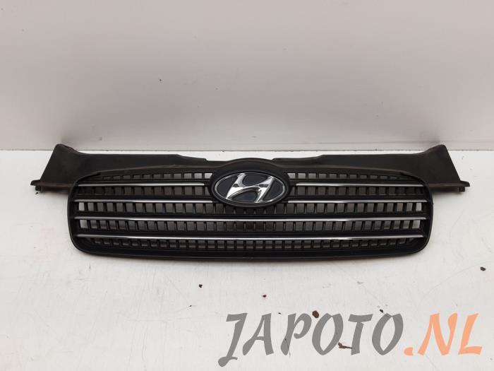 Używane Grill Hyundai Accent 1.6i 16V Cena € 26,20 Procedura marży oferowane przez Japoto Parts B.V.