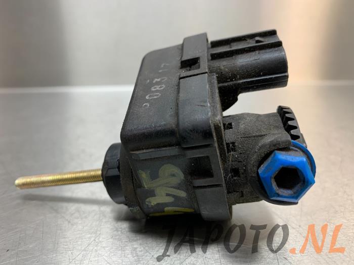 Headlight motor from a Mazda Demio (DW) 1.3 16V 2000